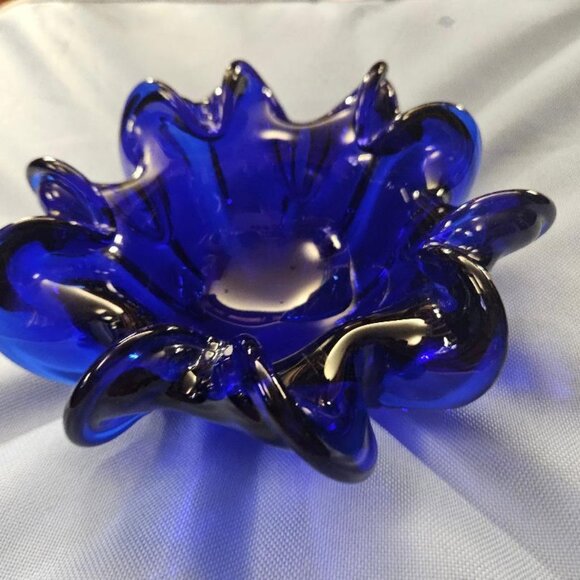 Beautiful vintage cobalt blue glass ashtray bowl ruffled or "handkerchief" top - Picture 2 of 4